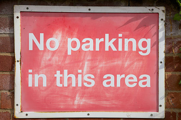 sem de estacionamento - sign rusty industry no parking sign imagens e fotografias de stock