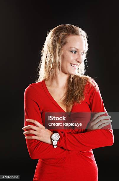 Pretty Woman Wearing Red Sonrisas A Lado Y Lado A Lado Foto de stock y más banco de imágenes de 20 a 29 años