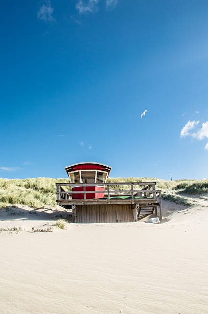 istock Life guard house at the beach 471479099