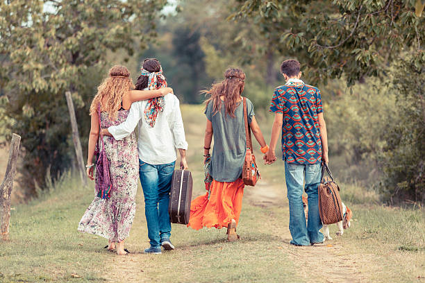 hippy grupo pasos en una campiña calle - 1970s style women hippie retro revival fotografías e imágenes de stock