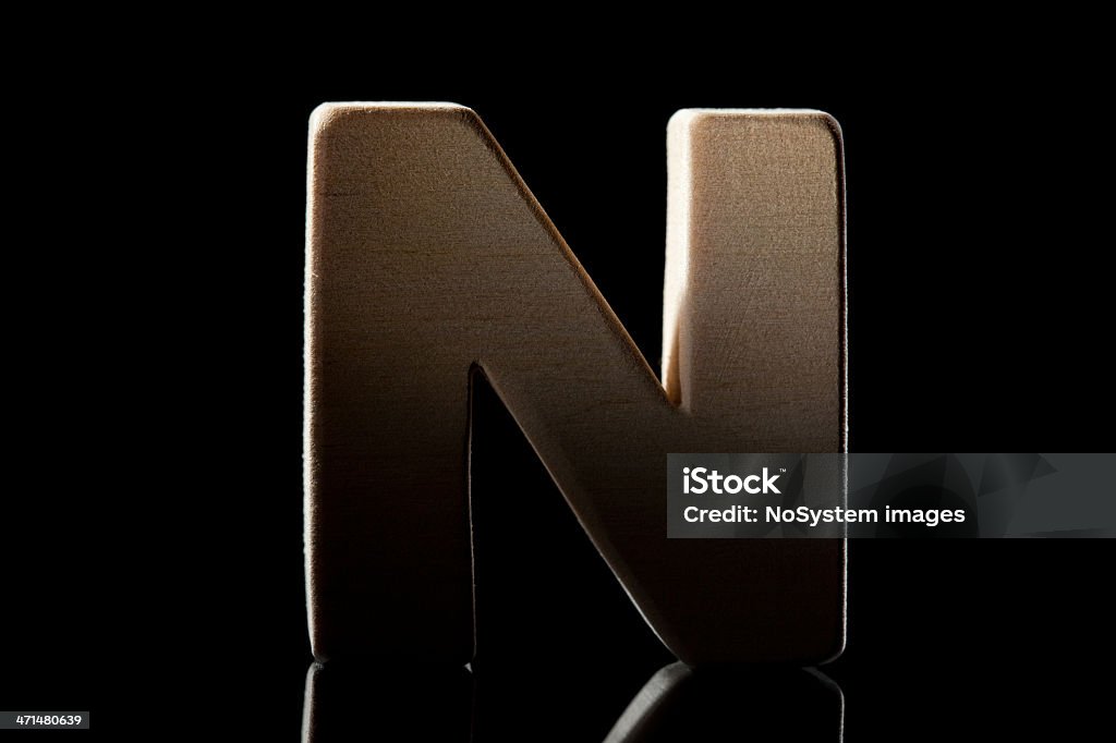 Lettera N, legno - Foto stock royalty-free di Alfabeto