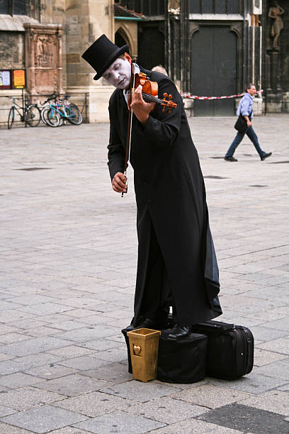 artiste de rue jouant du violon - vienna street musician music musician photos et images de collection