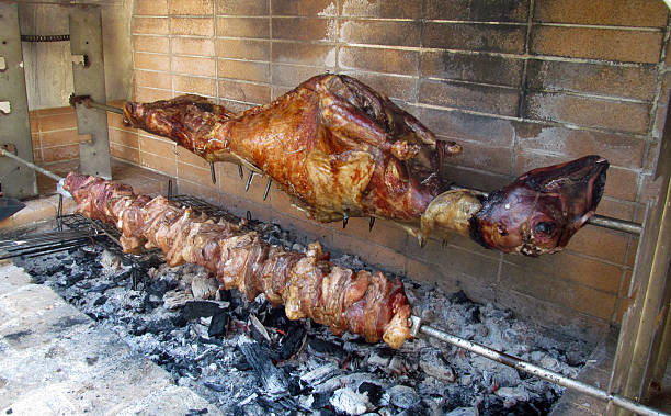 carne banquete - roasted spit roasted roast pork barbecue grill imagens e fotografias de stock