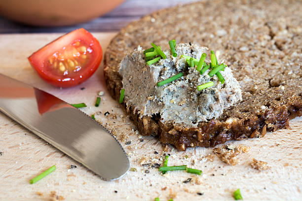 pane integrale con diffusione e tomatoe - salt domestic kitchen bowl sparse foto e immagini stock