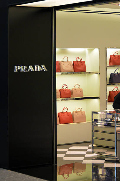 prada - terminal 5 heathrow airport 뉴스 사진 이미지