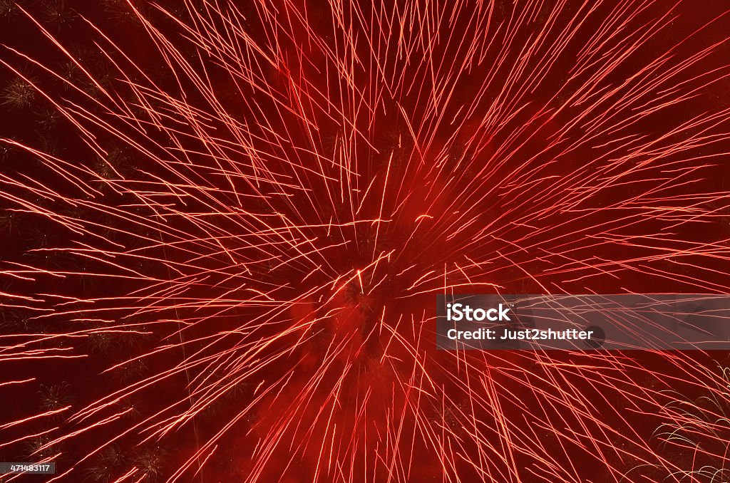 Fuego artificial Rojo en el cielo nocturno - Foto de stock de Arte libre de derechos