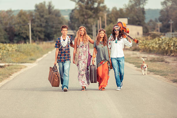 hippy grupo pasos en una campiña calle - 1970s style women hippie retro revival fotografías e imágenes de stock