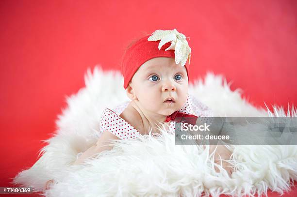 Baby Girl In Rojo Foto de stock y más banco de imágenes de 6-11 meses - 6-11 meses, Bebé, Belleza