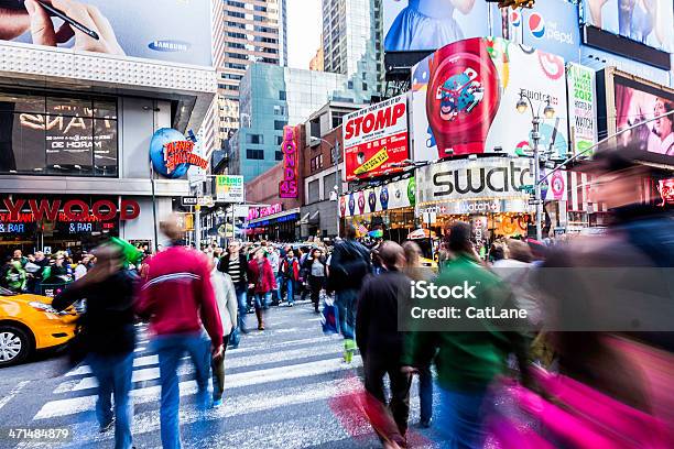 New York City Fußgänger In Motion Stockfoto und mehr Bilder von Beengt - Beengt, Bundesstaat New York, Frühling