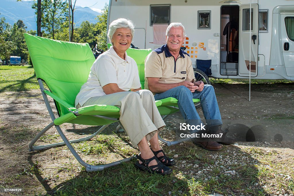 Senior pareja campamento - Foto de stock de Autocaravana libre de derechos