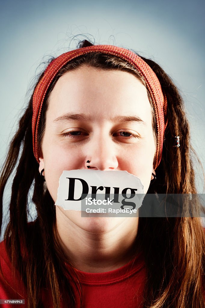 Sinal de GAG Menina adolescente com Rastafari e Piercing Nariz - Royalty-free 20-29 Anos Foto de stock