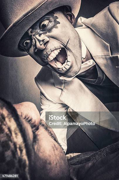 Черный Человек С Сахарный Черепэто Атакующий — стоковые фотографии и другие картинки Вуду