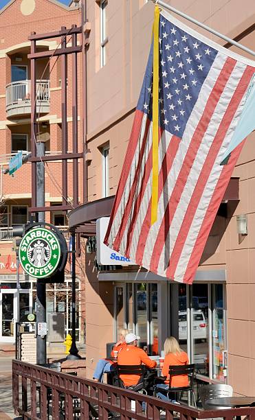 старбакс - photography starbucks flag sign стоковые фото и изображения