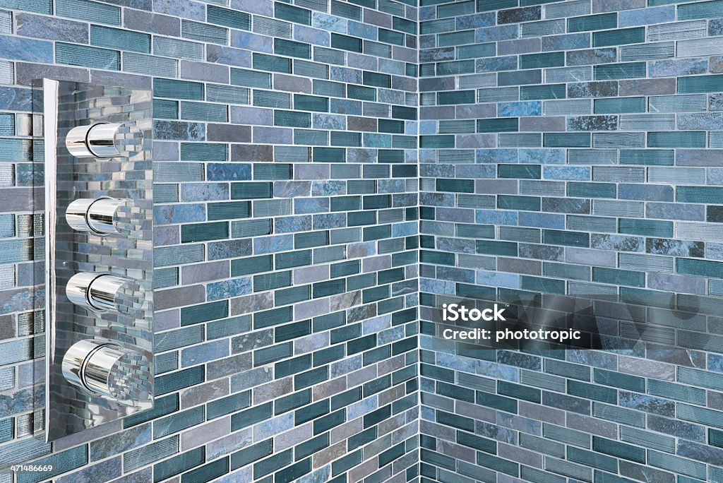 Ducha controlos e mosaico tiling - Royalty-free Azulejo Foto de stock