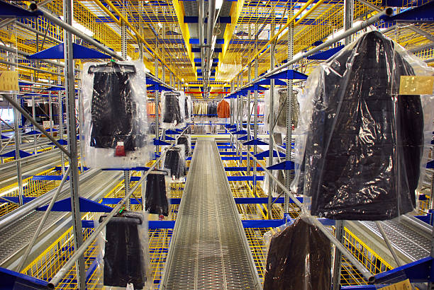 automático ropa para almacén - garment factory fotografías e imágenes de stock