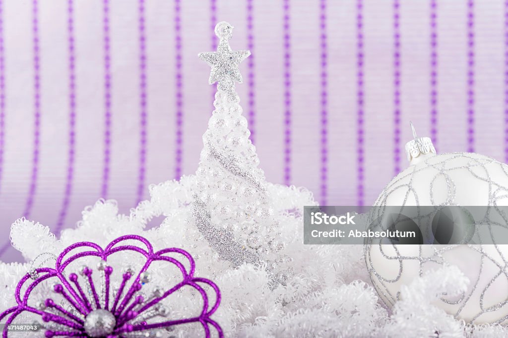 크리스마스 트리 자주색 및 백색 Baubles on 페이크 인공눈 - 로열티 프리 0명 스톡 사진