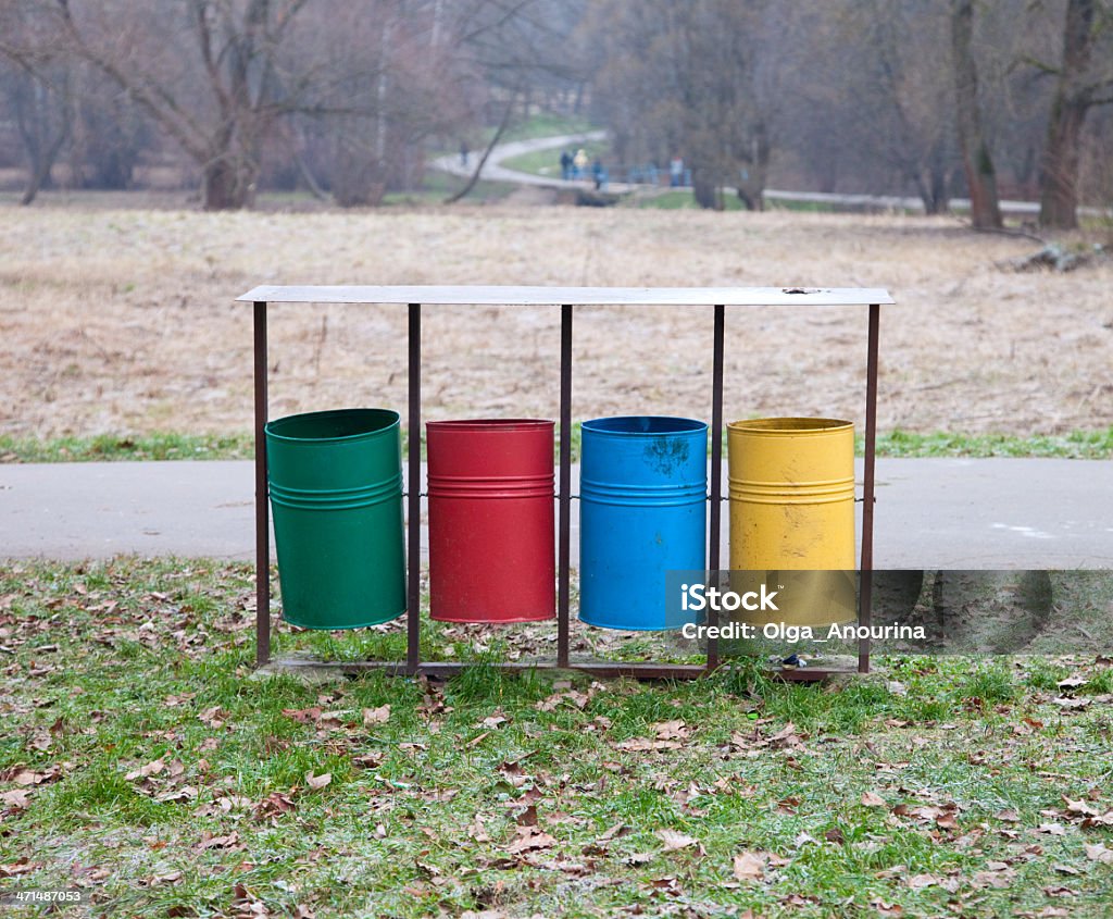 Contenedores de reciclaje colorido - Foto de stock de Aire libre libre de derechos