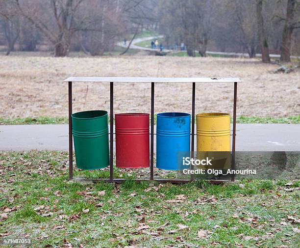 Contenedores De Reciclaje Colorido Foto de stock y más banco de imágenes de Aire libre - Aire libre, Amarillo - Color, Azul