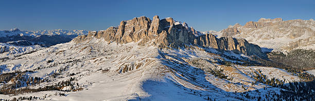 definir sass panorama (montanhas dolomitas-itália) - beauty in nature belluno clear sky color image imagens e fotografias de stock