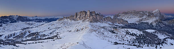 alpenglühen auf das sass (dolomiten, italien) - beauty in nature belluno clear sky color image stock-fotos und bilder