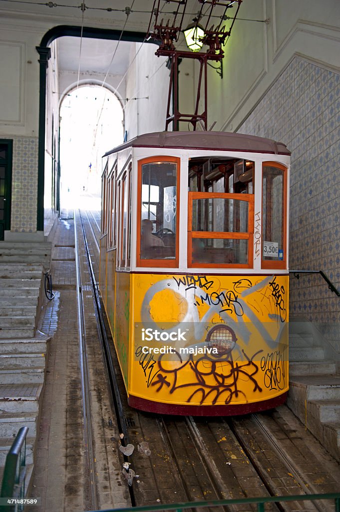 Estação inferior da tradicional Elevador da Bica - Foto de stock de Amarelo royalty-free