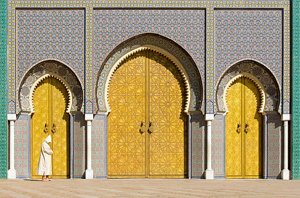 palazzo reale di porte principali fes marocco - dar el makhzen foto e immagini stock