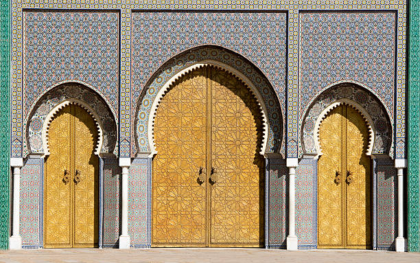 palazzo reale di porte principali fes marocco - dar el makhzen foto e immagini stock