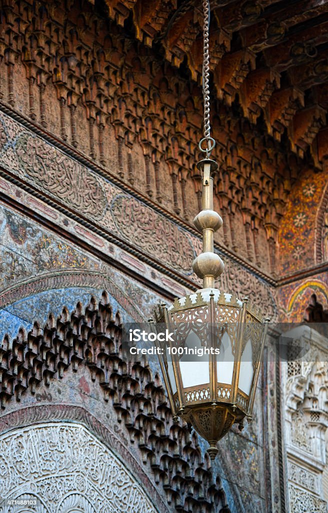 Old ornament techo y chandeliers, Marruecos - Foto de stock de Lámpara eléctrica libre de derechos