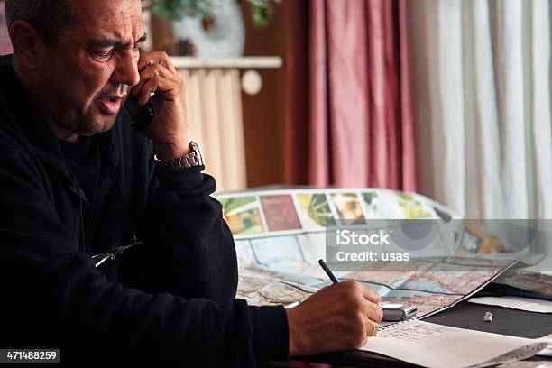 Foto de Homem Falando No Telefone E Jotting e mais fotos de stock de 50 Anos - 50 Anos, 50-54 anos, Adulto