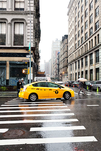 taxi amarillo y peatones en rainy vecindario chino chinatown de manhattan de nueva york - downtoun fotografías e imágenes de stock