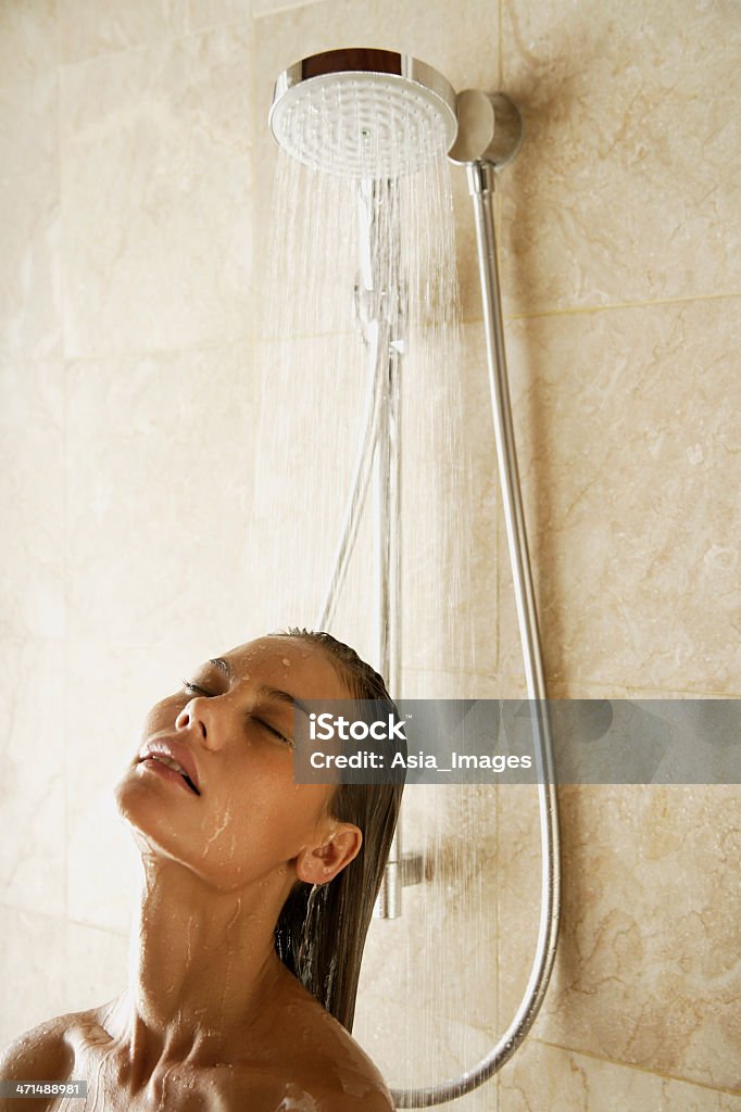 Donna in doccia - Foto stock royalty-free di Nudo