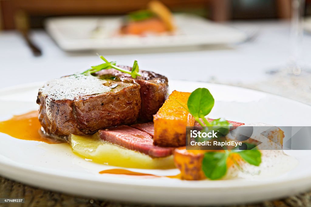 Bistec a la parrilla preparados con inusual en el restaurante - Foto de stock de A la Parrilla libre de derechos