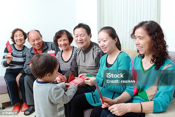 Feliz Família Asiática No Ano Novo - Fotografias de stock e mais imagens de 30-39 Anos - 30-39 Anos, 60-64 anos, 60-69 Anos