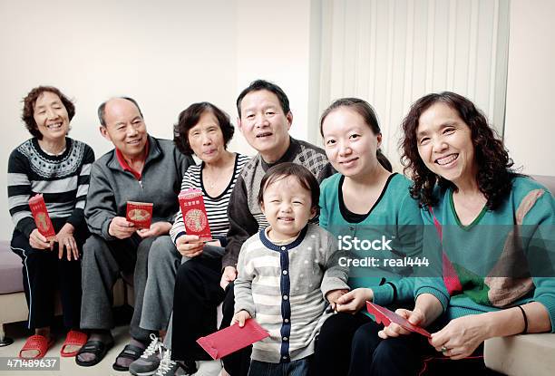 Szczęśliwy Azjatyckie Rodziny W Nowym Roku - zdjęcia stockowe i więcej obrazów 30-39 lat - 30-39 lat, 60-64 lata, 60-69 lat