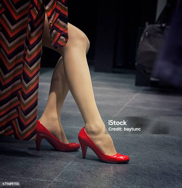 Rote High Heels Und Sexy Beine In Bekleidungsgeschäft Stockfoto und mehr Bilder von Ausverkauf