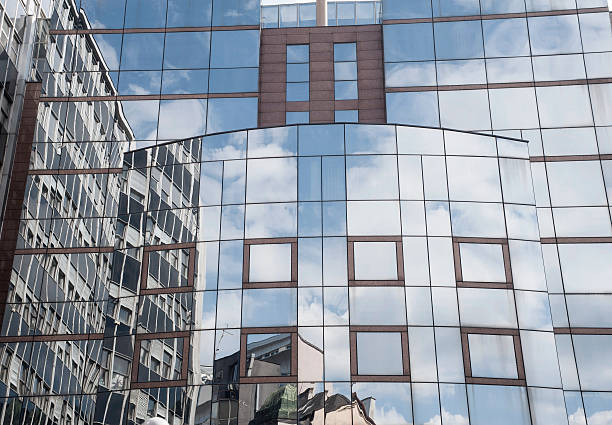 budynki odzwierciedlenie w okien nowoczesny budynek biurowy - belgrade serbia zdjęcia i obrazy z banku zdjęć