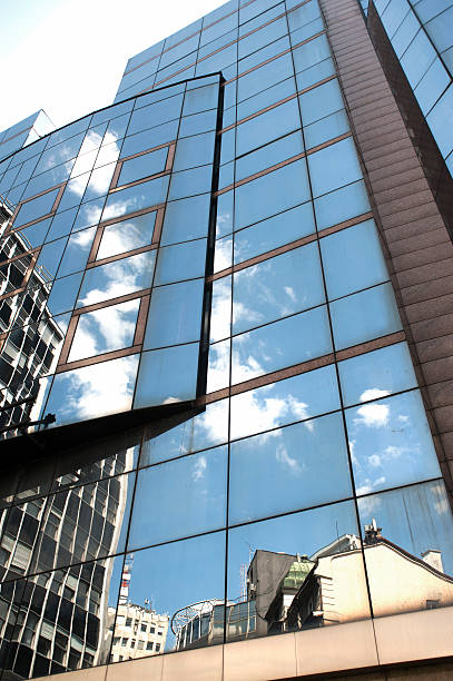 budynki odzwierciedlenie w okien nowoczesny budynek biurowy - belgrade serbia zdjęcia i obrazy z banku zdjęć