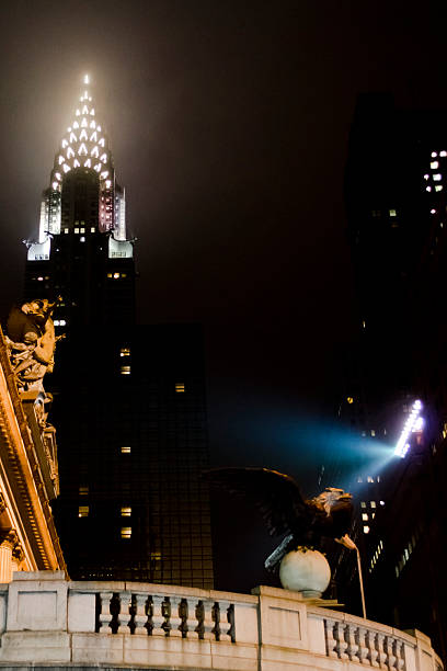 edifício chrysler cidade de nova york à noite - chrysler building grand central station built structure midtown manhattan - fotografias e filmes do acervo