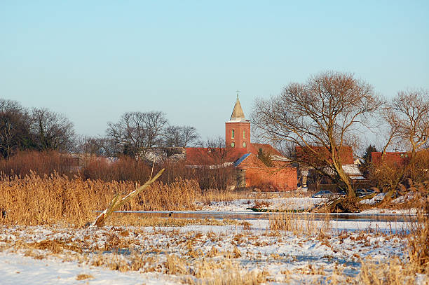 zimowy krajobraz w paweł rzeka i wieś guelpe (niemcy) - havelniederung river landscape havel village zdjęcia i obrazy z banku zdjęć