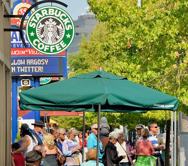 escena de la calle de la ciudad de seattle - starbucks sign coffee seattle fotografías e imágenes de stock