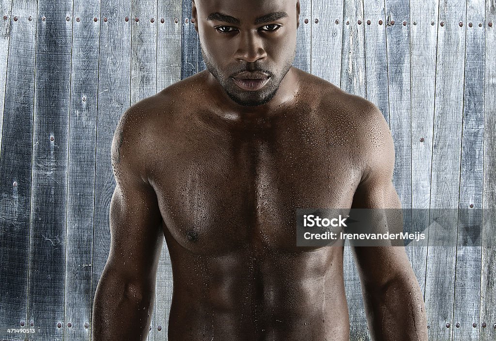 Homme noir avec des gouttes de transpiration - Photo de Abdomen libre de droits