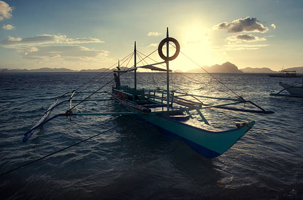 tradizionale banca canoa con bilanciere imbarcazioni nelle filippine - nautical vessel philippines mindanao palawan foto e immagini stock