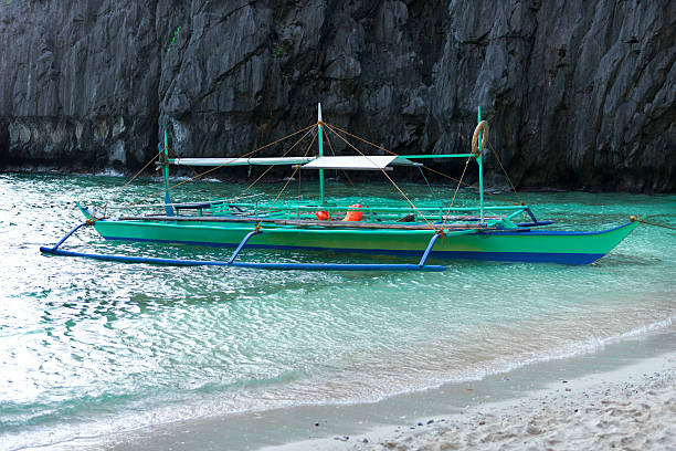 banca アウトリガーでの伝統的なボート、フィリピン - mode of transport boracay mindanao palawan ストックフォトと画像