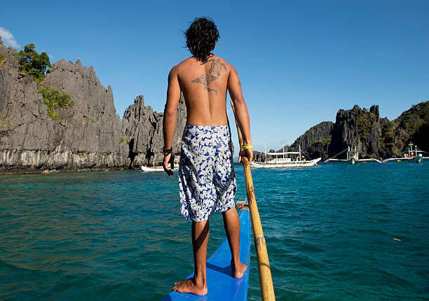 philippino por su tradicional de banca - outrigger philippines mindanao palawan fotografías e imágenes de stock