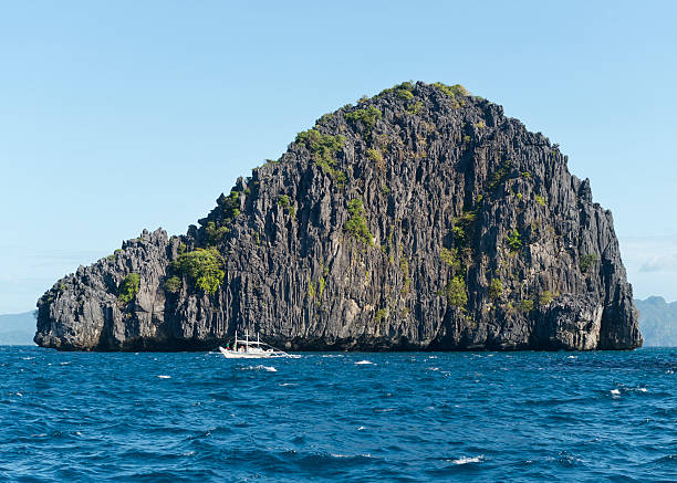 традиционные banca и тропический остров - nautical vessel philippines mindanao palawan стоковые фото и изображения