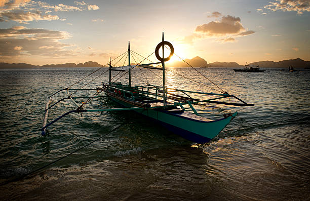 banca canoa con bilanciere imbarcazioni nelle filippine - nautical vessel philippines mindanao palawan foto e immagini stock