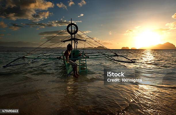Philippino Con La Sua Tradizionale Banca Canoa Con Bilanciere Imbarcazioni Nelle Filippine - Fotografie stock e altre immagini di Acqua