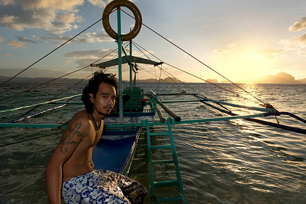 philippino с его традиционным banca аутригер лодки на филиппинах - outrigger philippines mindanao palawan стоковые фото и изображения