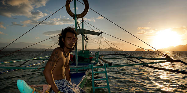 avec ses philippino banca traditionnelles à balancier bateaux aux philippines - outrigger philippines mindanao palawan photos et images de collection