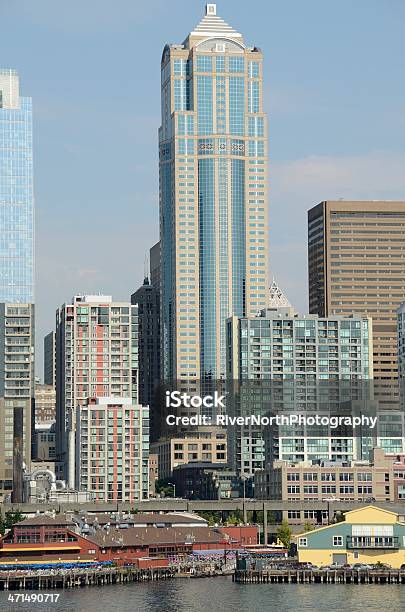 Foto de Seattle Waterfront e mais fotos de stock de Arranha-céu - Arranha-céu, Azul, Barulho